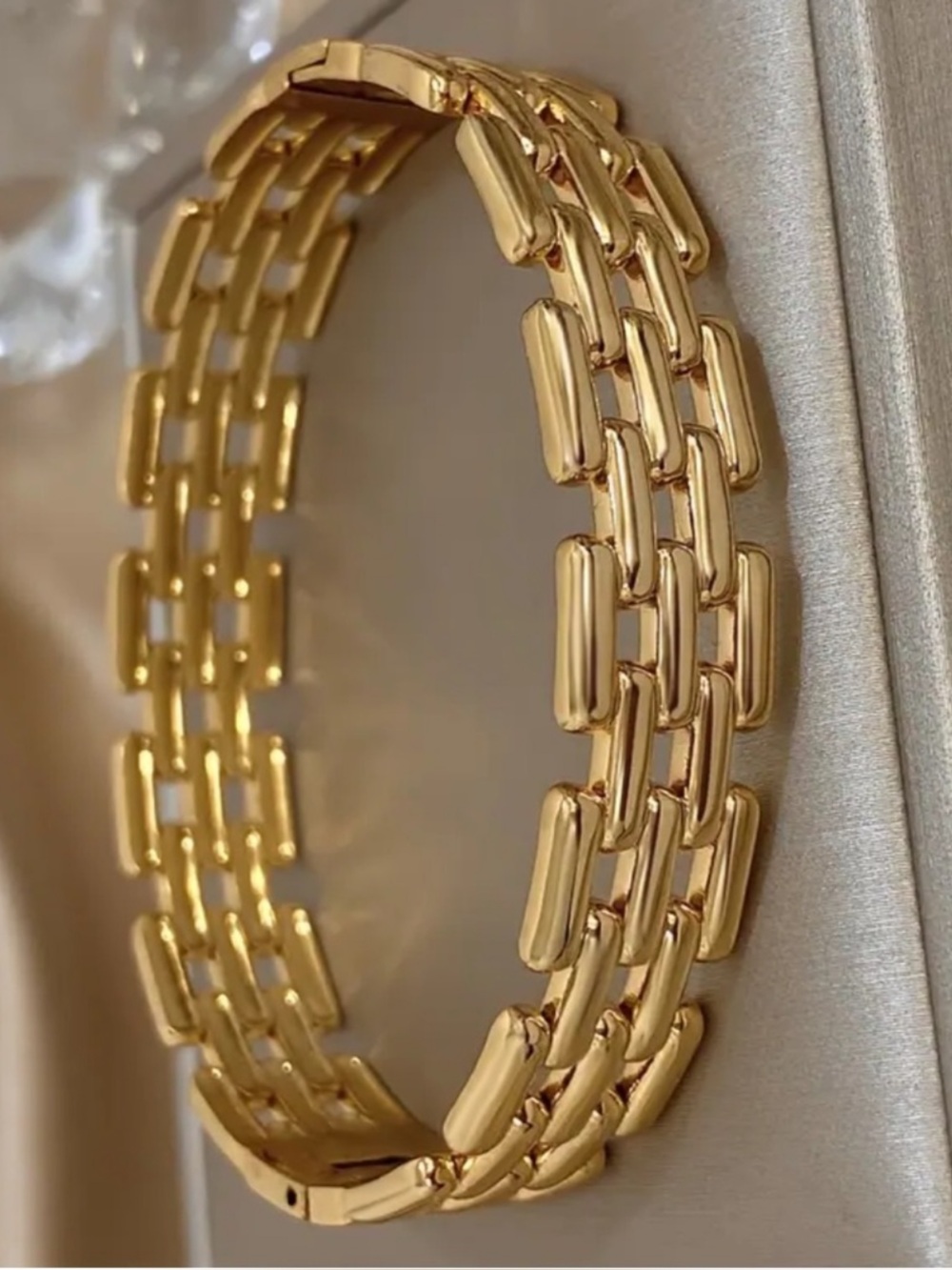 Brand New Elegant Gold Bracelet.
